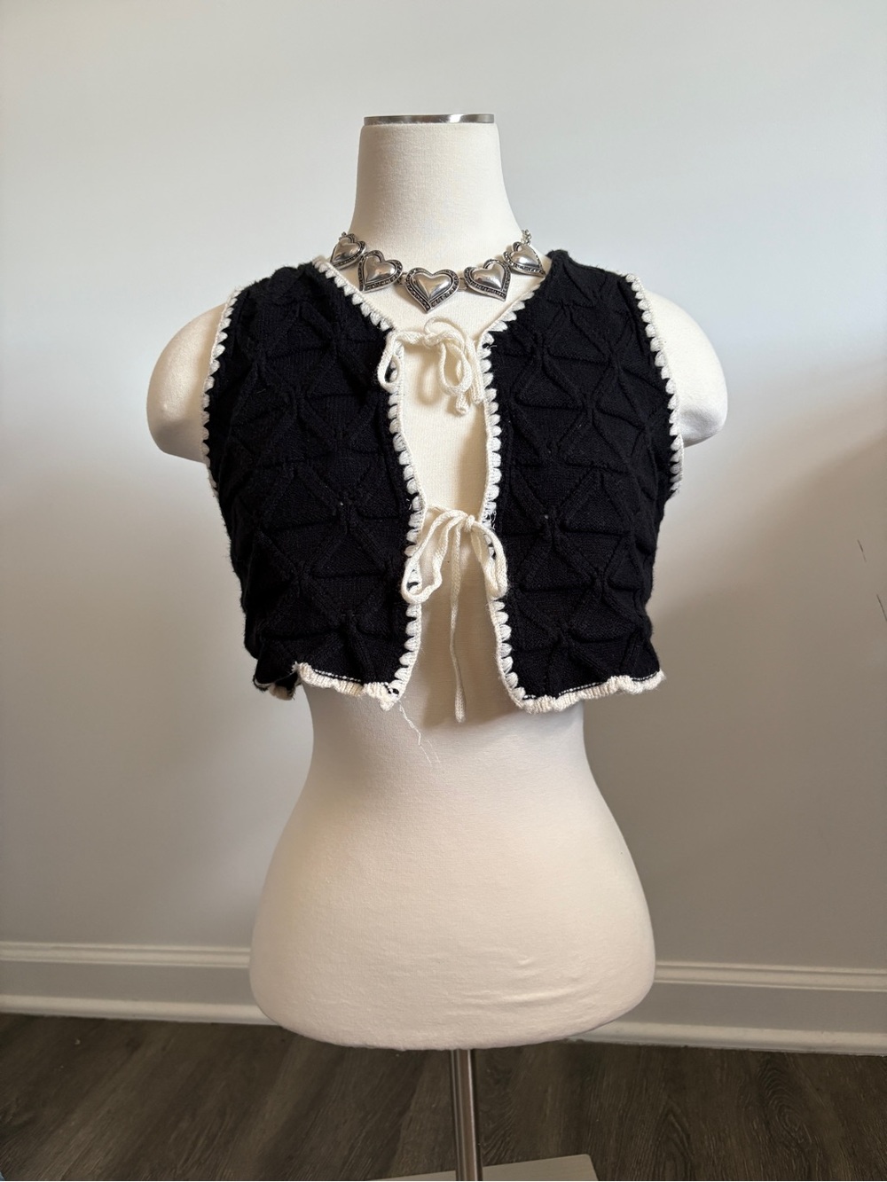 Black Cropped Knit Vest with Scalloped Trim | M